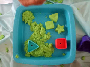 Sensory kinetic sand learning shapes